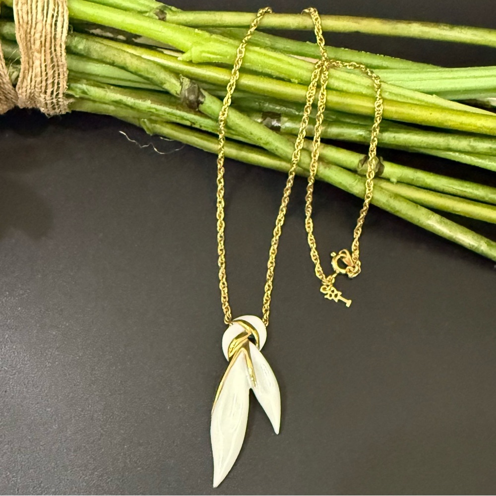 Vintage Crown TRIFARI Gold Tone White Enameled Knit Bow Pendant 15” Necklace 11g